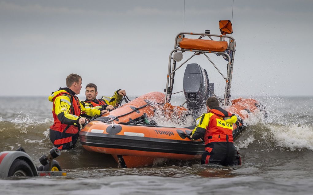 Boten van de KNRM worden bij West aan Zee in het water gelaten voor een officiële zoekactie na het bootongeluk bij Terschelling. beeld ANP, Jilmer Postma