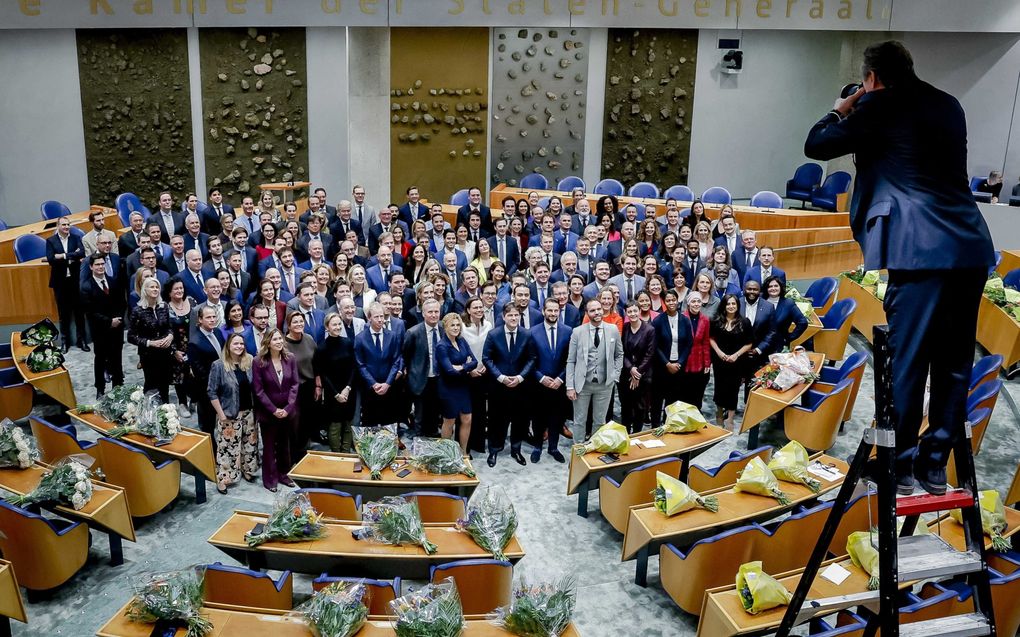 De nieuwe Kamerleden poseren voor een groepsfoto. beeld ANP, Robin van Lonkhuijssen