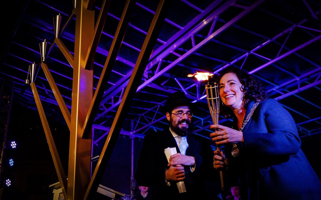 Burgemeester Femke Halsema ontsteekt in 2018 de menora op de Dam in het kader van Chanoeka. beeld ANP, ROBIN VAN LONKHUIJSEN