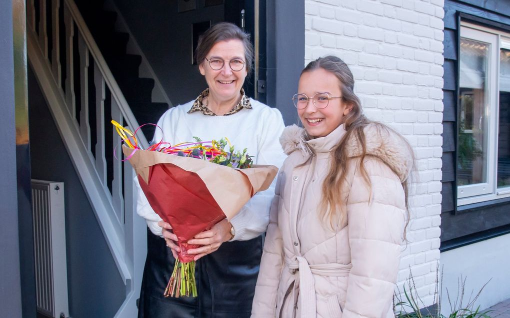 Elsemarie geeft haar oma een bos bloemen. „Oma maakt altijd al mijn kapotte kleding.” beeld Ruben Schipper Fotografie