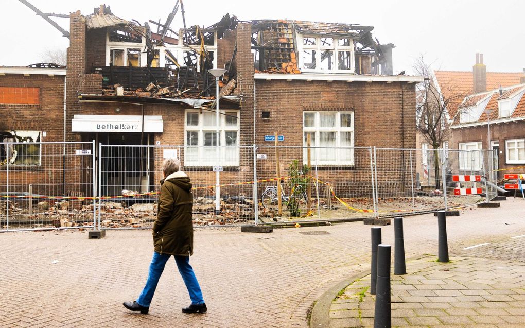 Ravage in Rotterdam nadat een felle brand de Bethelkerk verwoestte. Een man uit Brabant is aangehouden vanwege mogelijke brandstichting. beeld ANP, Iris van den Broek