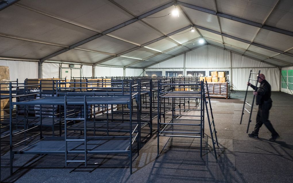 Voorbereidingen worden getroffen in aanloop naar de komst van de eerste asielzoekers in de noodopvang aan de Manegelaan. beeld ANP, Vincent Jannink