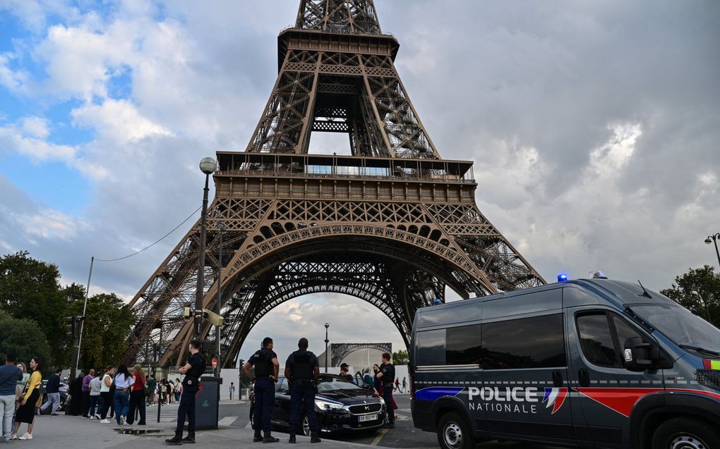 Franse politie voor de Eiffeltoren. beeld AFP, Miguel MedinaMIGUEL MEDINA / AFP