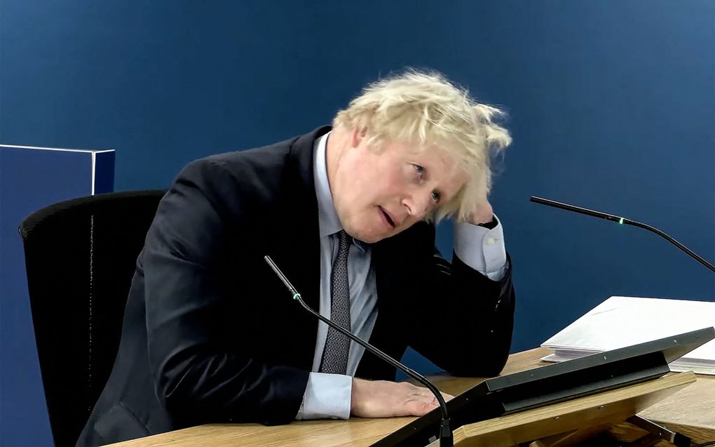 Boris Johnson tijdens de hoorzitting. beeld AFP