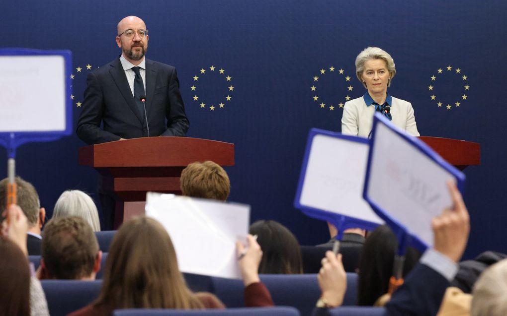 Michel (l.) en Von der Leyen geven een persconferentie in Peking. beeld EPA, Dario Pignatelli