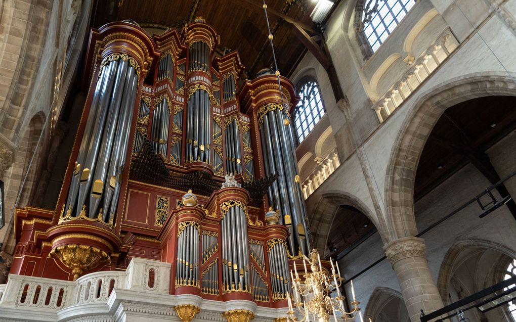 De Rode Reus van Rotterdam dankt zijn bijnaam aan de donkerrode kleur van de orgelkas. Laurensorganist Hayo Boerema noemt de kerk en het grote Marcussenorgel hét symbool van de veerkracht van de Rotterdammers. beeld RD, Anton Dommerholt