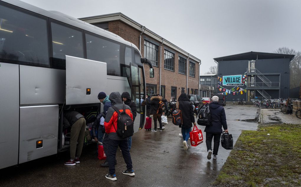 Asielzoekers uit het AZC in Ter Apel arriveren bij de crisisopvang voor asielzoekers in studentenhuisvestingscomplex The Village. beeld ANP, Vincent Jannink