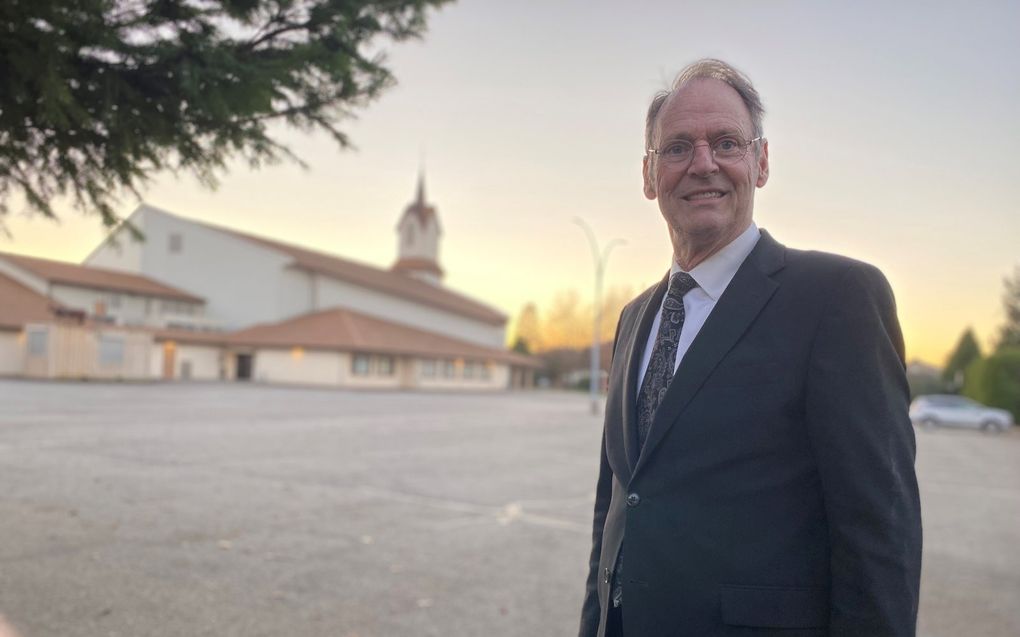 Ds. P. van Ruitenburg voor het kerkgebouw van de NRC in Chilliwack (Canada). beeld Leonore van Ruitenburg