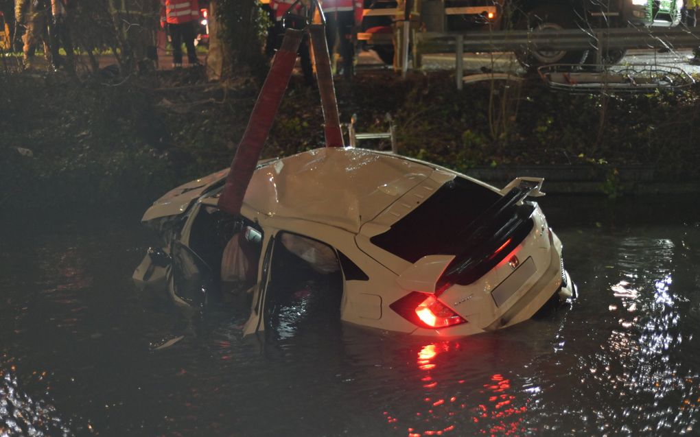 De auto wordt uit het water getakeld nadat deze hier door onbekende oorzaak in was geraakt. beeld ANP/SPA-MEDIA