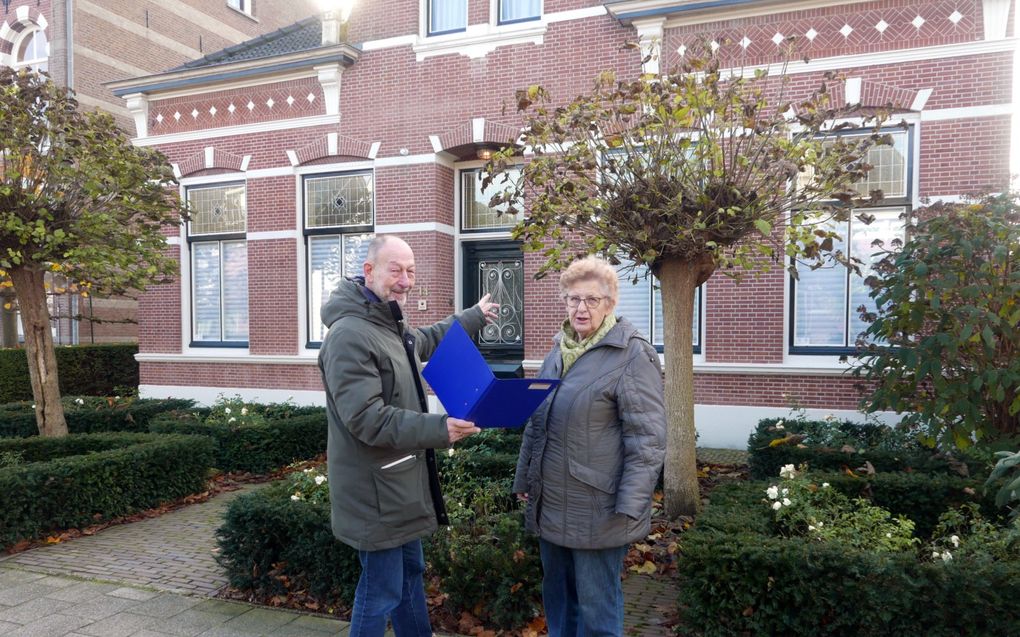 Pieter Jan in ’t Veld en Alie van den Berg van de Historische Vereniging Oud-Beijerland. beeld Conno Bochoven