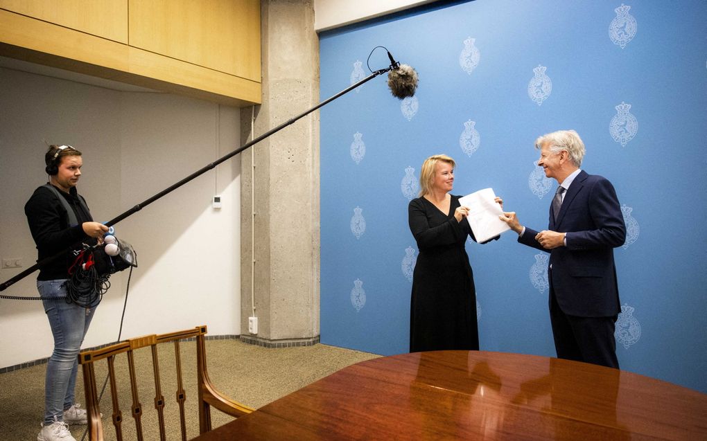 Verkenner Ronald Plasterk (r.) overhandigt zijn eindverslag aan tijdelijk Kamervoorzitter Roelien Kamminga. beeld ANP, Ramon van Flymen