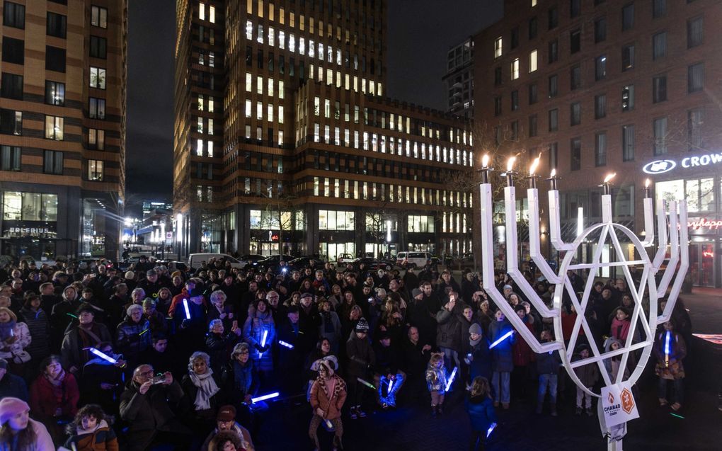 Enkele honderden mensen kwamen maandag in Amsterdam bij elkaar voor de viering van het joodse feest Chanoeka. beeld ANP, Eva Plevier