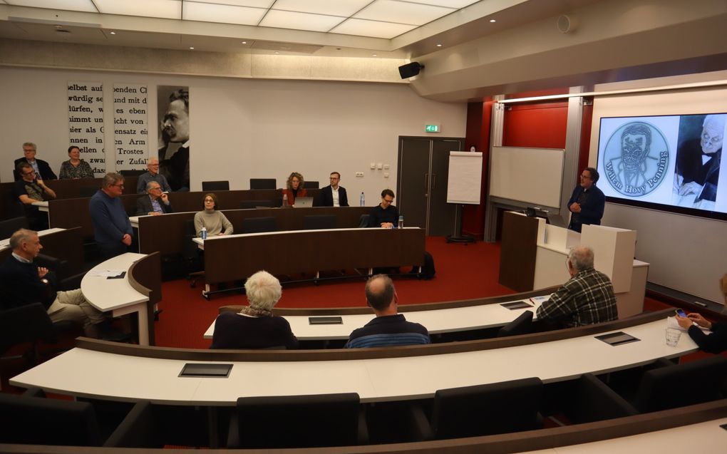 Prof. dr. Van Lieburg spreekt bij de HDC-bijeenkomst, maandagmiddag in Amsterdam. beeld Huig de Koning