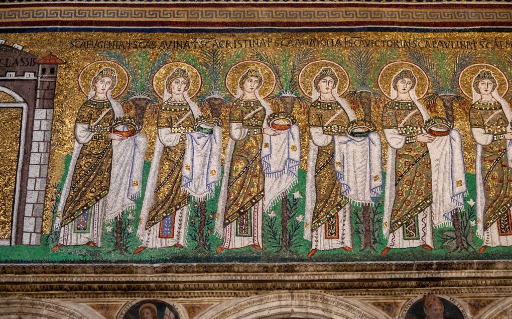 In de basiliek van Sant’ Apollinare Nuovo in Ravenna, worden 22 vrouwelijke martelaren net onder de apostelen afgebeeld. De vrouwen worden bij naam genoemd en geroemd dat ze hun leven voor Jezus aflegden. beeld iStock