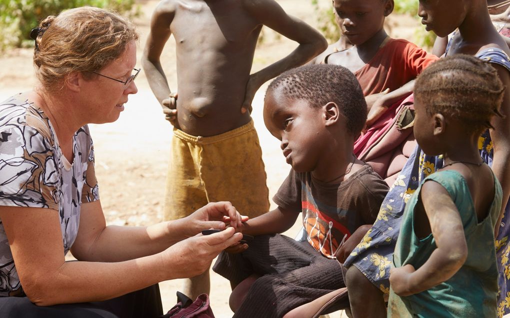 De gehandicapte Carlos Bleita krijgt van Marianne van Helden (Stichting Kimon) een audiobijbel , met daarop verhalen uit de kinderbijbel ingesproken.  beeld Jaco Klamer