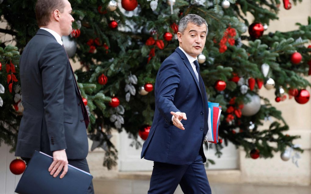 De Franse minister van Binnenlandse Zaken, Gerald Darmanin, (r.) bood zijn ontslag aan, wat door president Emmanuel Macron werd afgewezen. beeld AFP, Ludovic Marin