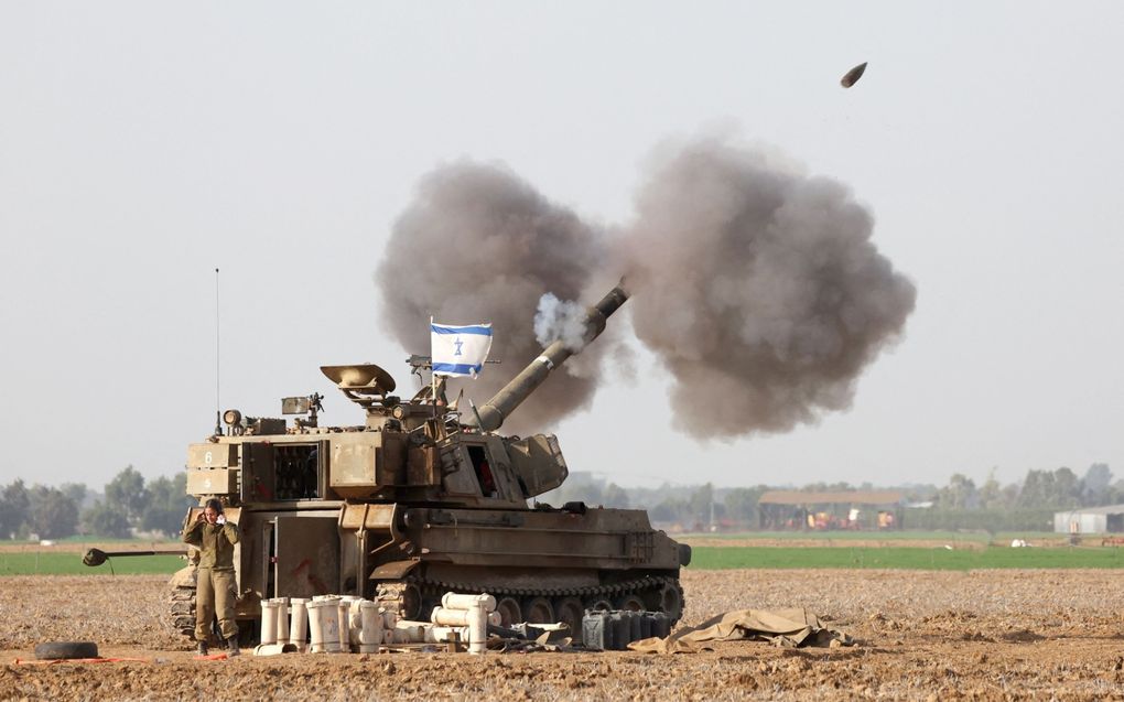 De president van de VS stelt dat de weerstand toeneemt over hóé Israël oorlog voert. Foto: Israël beschiet Gaza. beeld AFP, Jack Guez