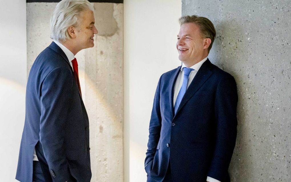 Geert Wilders (PVV) en Pieter Omtzigt (NSC) in de wandelgangen tijdens een schorsing van het debat in de Tweede Kamer over de verkiezingsuitslag en het verslag van verkenner Ronald Plasterk. beeld ANP SEM VAN DER WAL