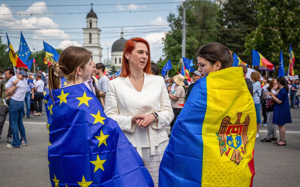 Moldavië’s voormalig minister van Binnenlandse Zaken, Ana Revenco, in gesprek met pro-Europese demonstranten eerder dit jaar. beeld AFP, Elena Covalenko