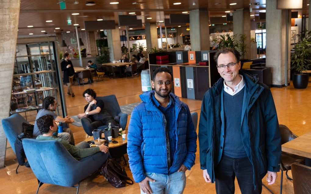 Ouderling Yonatan (l.) en ds. Jos Slager in de aula van de Technische Universiteit Delft . beeld RD Anton Dommerholt