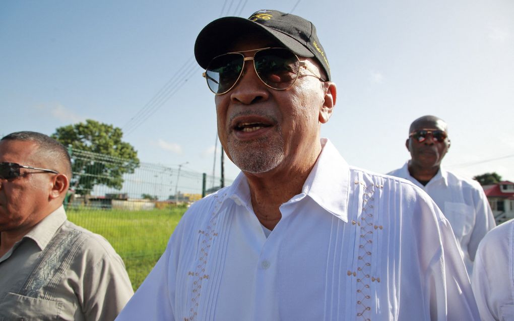 De vroegere Surinaamse president Desi Bouterse staat de pers te woord. beeld AFP, Ranu Abhelakh