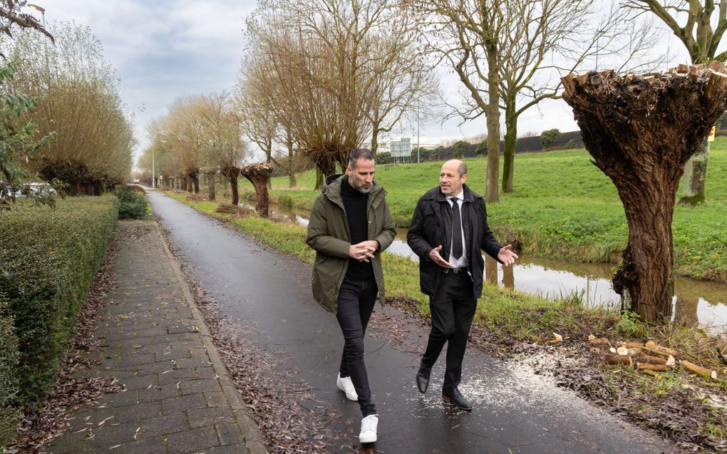 Arjen ten Brinke (l.) en ds. J.A. (Jan Arie) van den Berg. beeld RD, Anton Dommerholt