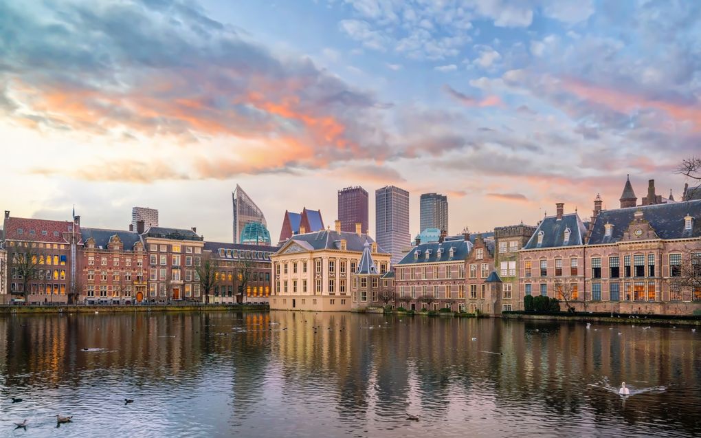 Beeld van de Hofvijver in Den Haag. In het derde huis van links, waar nu het kabinet van de Koning is gehuisvest, woonde halverwege de negentiende eeuw de christelijke staatsman Groen van Prinsterer. beeld f11 photo