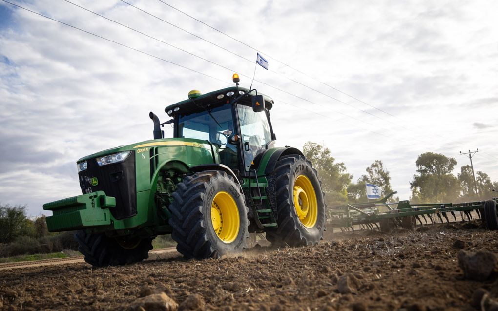 Boeren in Be’eri aan het werk. beeld EPA, Christophe Petit Tesson