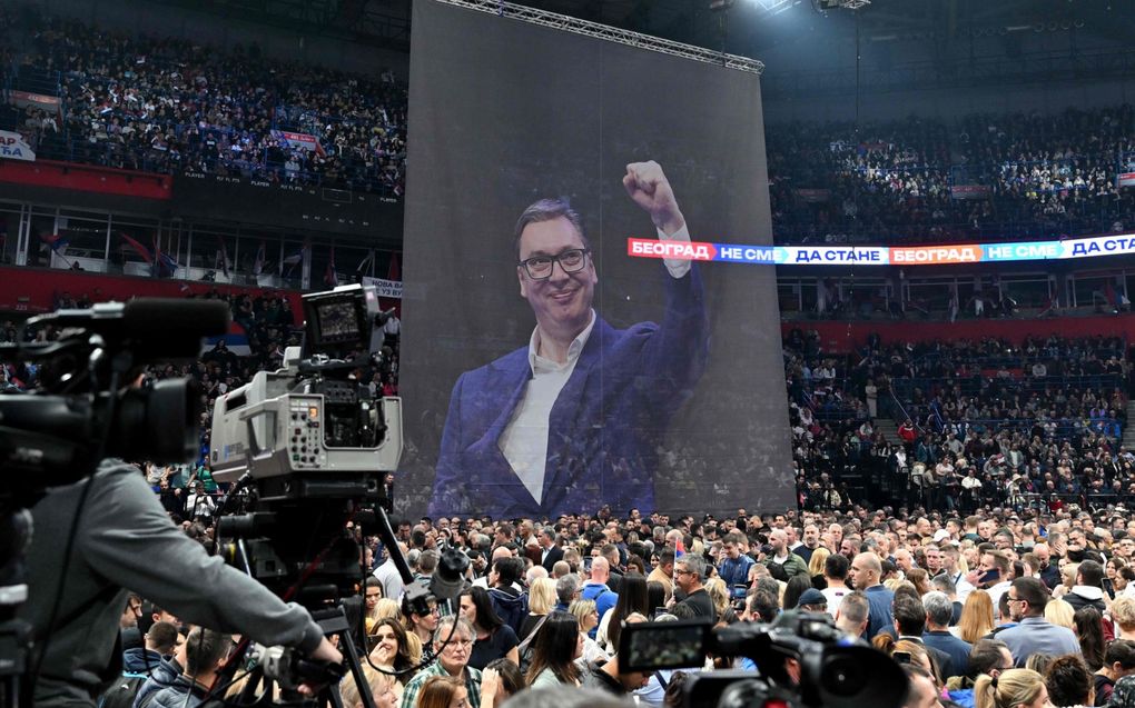 Aanhangers van de Progressieve Servische Partij (SNS) van president Aleksandar Vučić tijdens een verkiezingsbijeenkomst in Belgrado. Bij de laatste verkiezingen haalde de partij 120 van de 250 zetels in het parlement. beeld AFP, Andrej Isakovic
