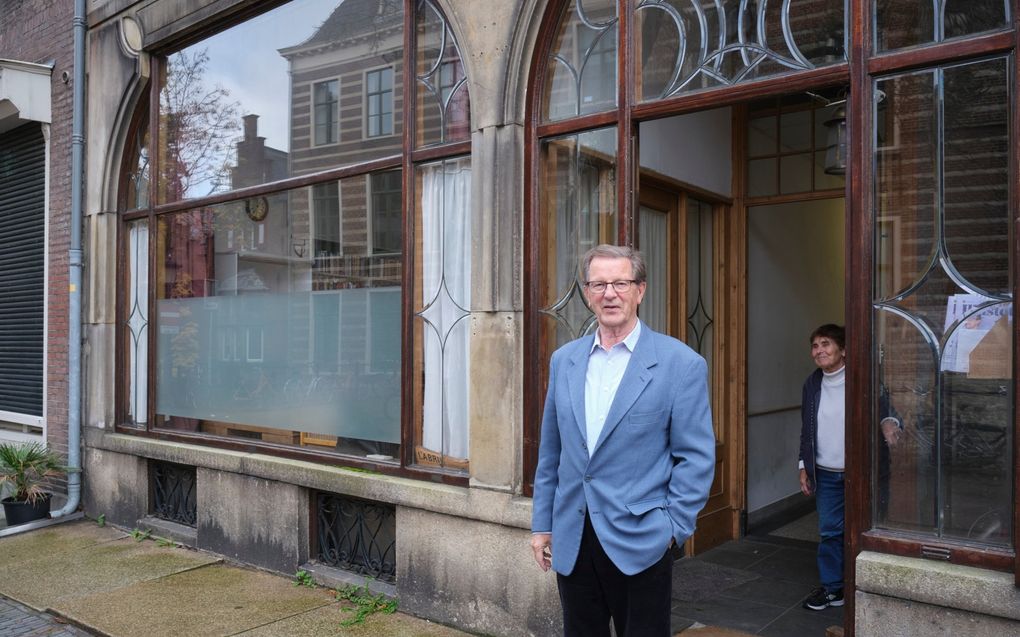 Ds. Wim Rietkerk voor het l'Abrihuis aan de Kromme Nieuwgracht in Utrecht. beeld Sjaak Verboom