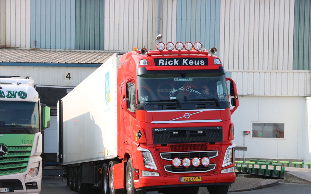 Rick stuurt zijn Volvo soepel achteruit op het losadres. beeld Sjaak van de Groep