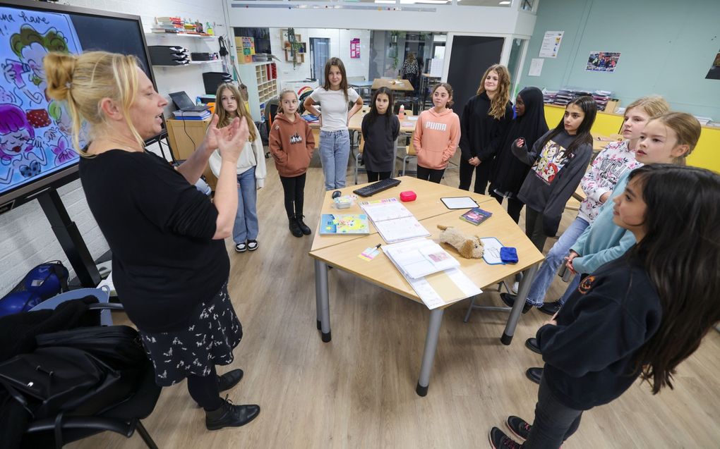 De leerlingen van groep 8 voeren verschillende toneelstukjes op om de meidenrollen duidelijk te krijgen. beeld Bert Jansen