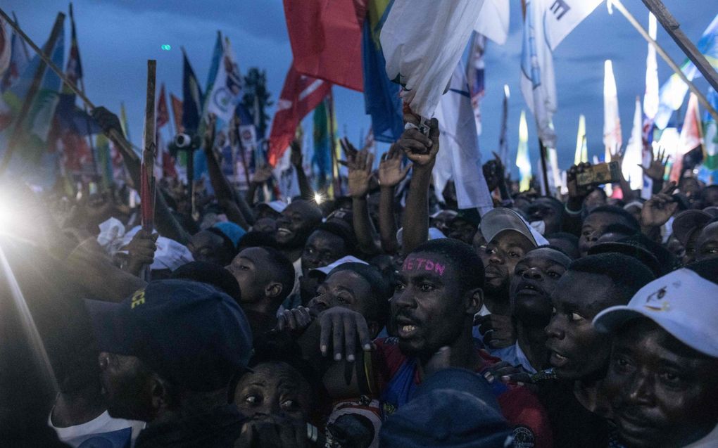 Aanhangers van de Congolese president Félix Tshisekedi juichen hun kandidaat toe tijdens een verkiezingsbijeenkomst in Goma. beeld AFP, Alexis Huguet