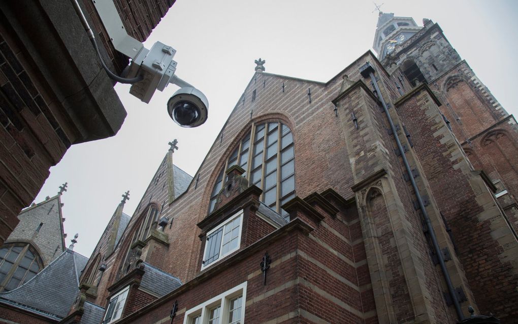 Een veiligheidscamera bij de Sint Janskerk in Gouda (foto uit 2018). beeld Martin Droog