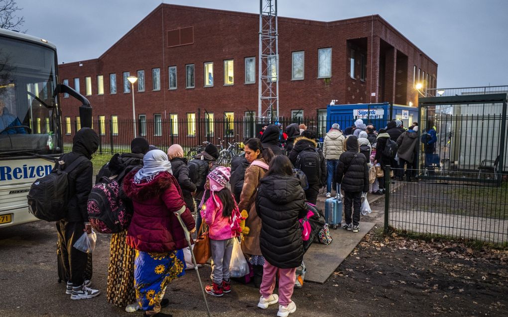 Asielzoekers komen per bus aan bij het aanmeldcentrum in Ter Apel, nadat zij de nacht hebben doorgebracht in de tijdelijke nachtopvang in Stadskanaal. beeld ANP, Vincent Jannink