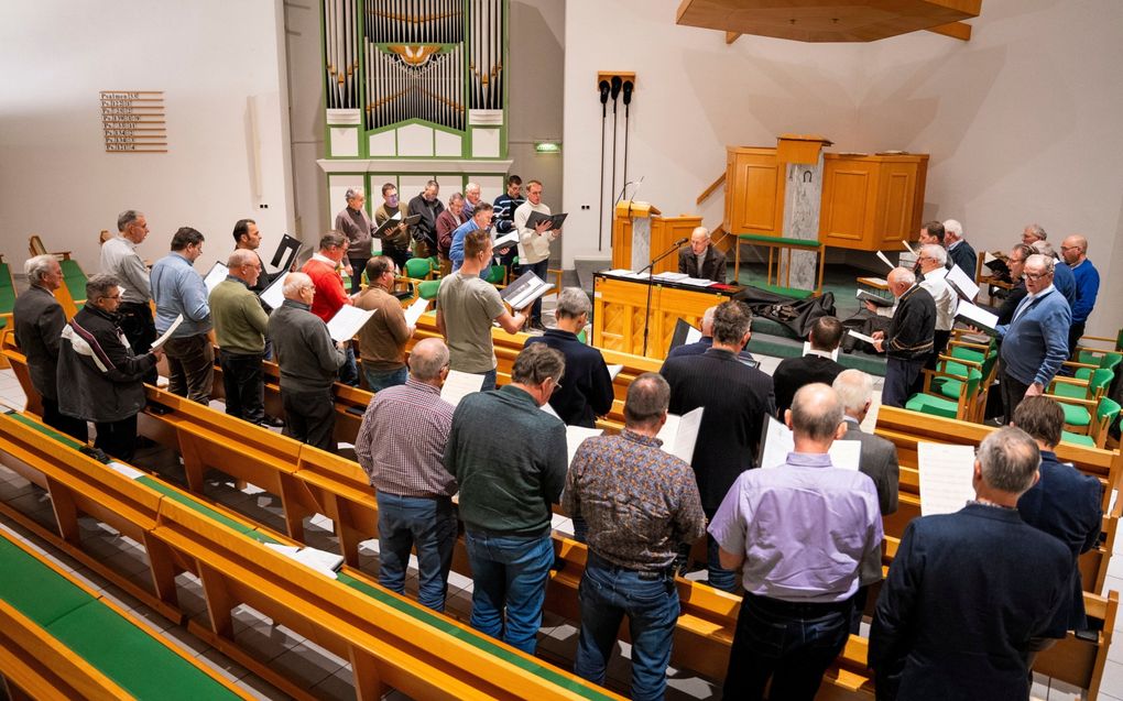 Mannenkoor Door Eendracht Verbonden uit Werkendam repeteert in de christelijke gereformeerde kerk. beeld Cees van der Wal