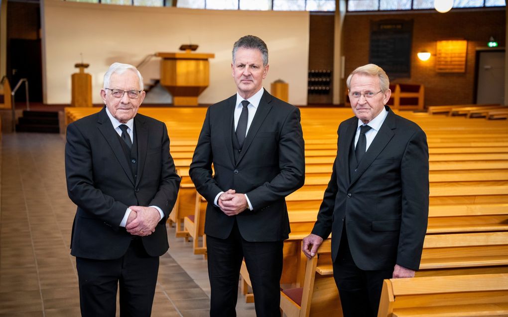 Van links naar rechts: ouderling A. Droogendijk, ds. M.A. Kempeneers en ouderling T.J. Kraaijeveld. De kerkenraad telt acht ouderlingen en zes diakenen. beeld Cees van der Wal