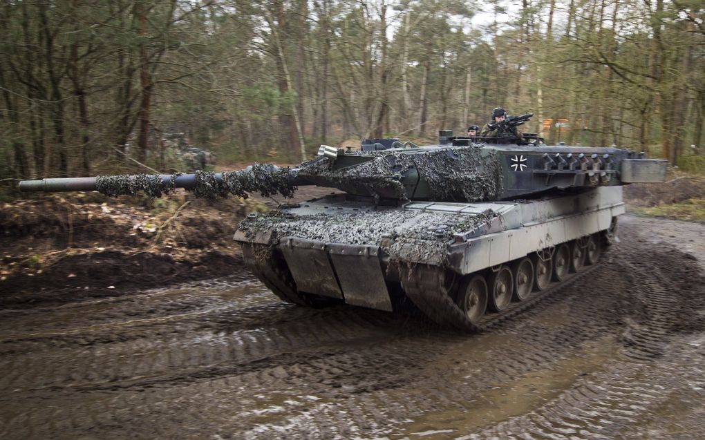 Een Duitse tank met Nederlandse bemanning oefent in de omgeving van Bergen-Hohne op de Luneburger Heide (Duitsland). beeld ANP, Evert-Jan Daniëls