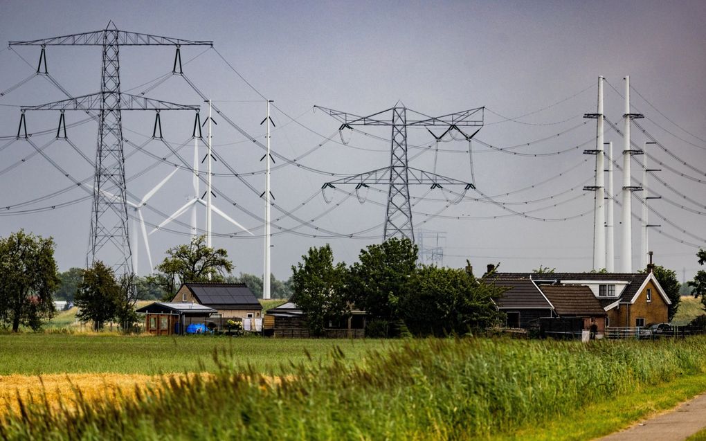 Hoogspanningsmasten in het Zeeuwse landschap. Ook grote bedrijven in Zeeland kunnen voorlopig geen nieuwe stroomaansluiting krijgen. beeld ANP, Jeffrey Groeneweg