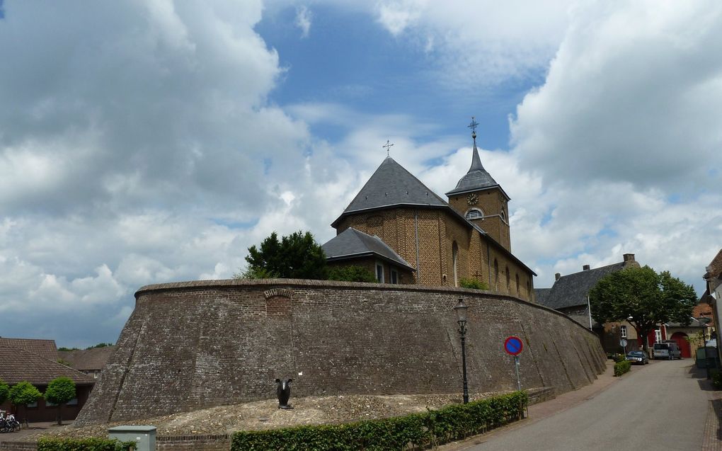 De terpkerk in Urmond. beeld Wikimedia