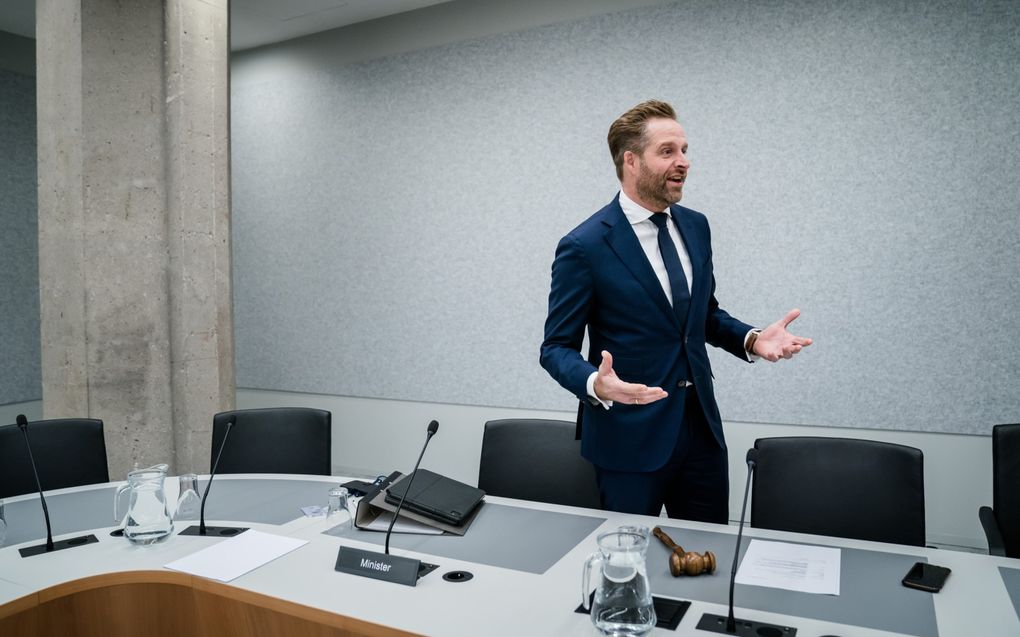 Demissionair minister Hugo de Jonge (Volkshuisvesting) tijdens een overleg in de Tweede Kamer over de Uitvoeringswet huurprijzen woonruimte eerder deze maand. De minister wil de wet wijzigen die de huurverhogingen maximeert, om de huren in de vrije sector betaalbaar te houden. beeld ANP, Bart Maat