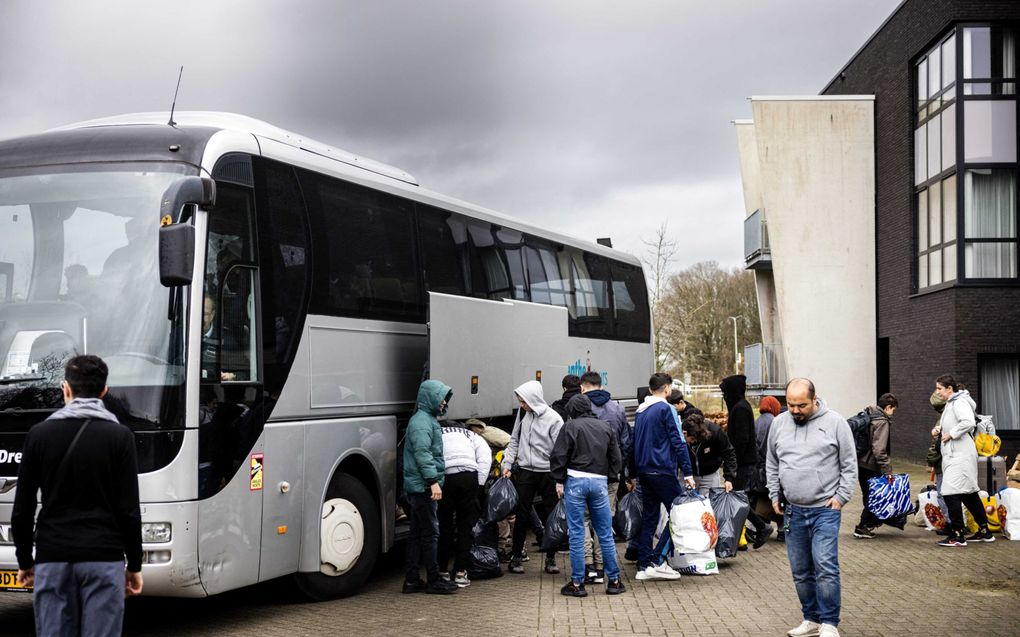 Asielzoekers komen aan bij het hotel. beeld ANP, Rob Engelaar