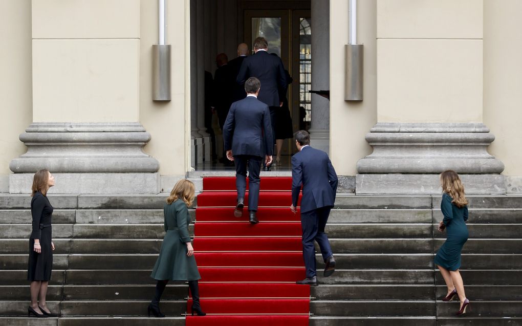 De nieuwe regering Rutte IV op het bordes van Paleis Noordeinde. beeld ANP, Robin van Lonkhuijsen