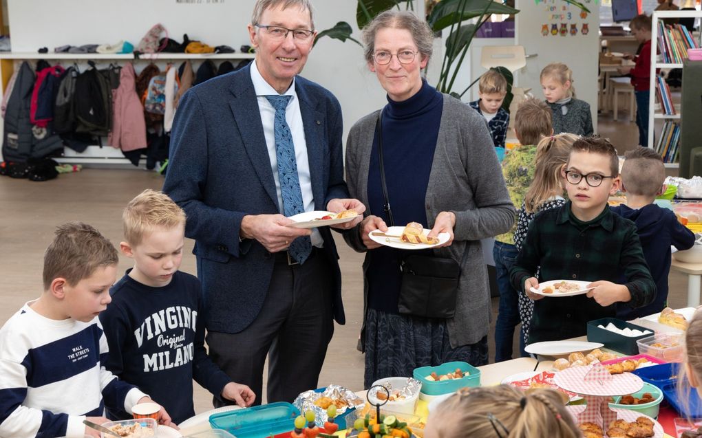 Peter Dirksen met zijn vrouw op de Rehobothschool in Geldermalsen. Dirksen stopt als schoolleider en gaat nog enkele dagen per week aan de slag op een gelijknamige school in Barneveld. beeld RD, Anton Dommerholt