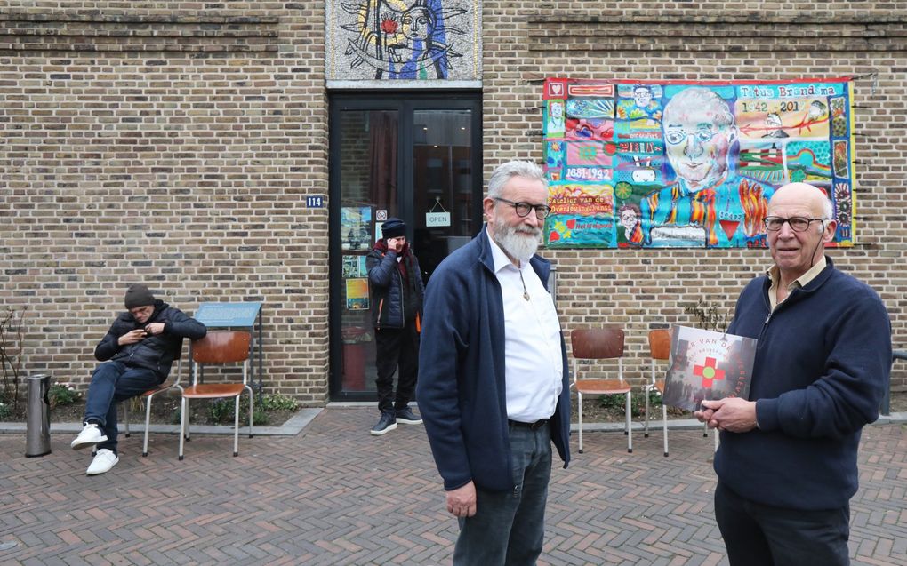 Peter Nissen (l.) en Hans Garritsen voor de Titus Brandsma Kapel, de inlooplocatie van het Nijmeegse Straatpastoraat Het Kruispunt, dat 25 jaar bestaat. beeld VidiPhoto