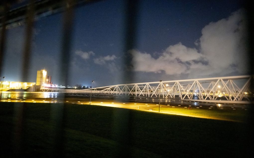 De Maeslantkering in de Nieuwe Waterweg sluit zich automatisch, voor de eerste keer in de geschiedenis, wegens de hoge waterstanden in combinatie met storm Pia. beeld ANP, Robin Utrecht