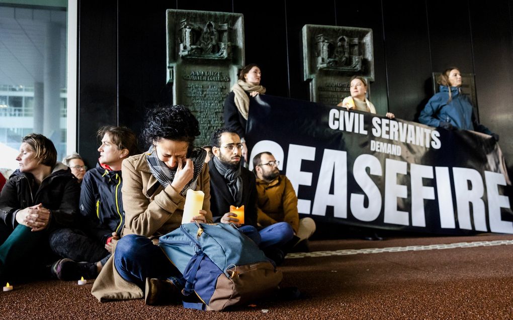 Rijksambtenaren tijdens een sit-in bij het Ministerie van Buitenlandse Zaken. beeld ANP, Sem van der Wal