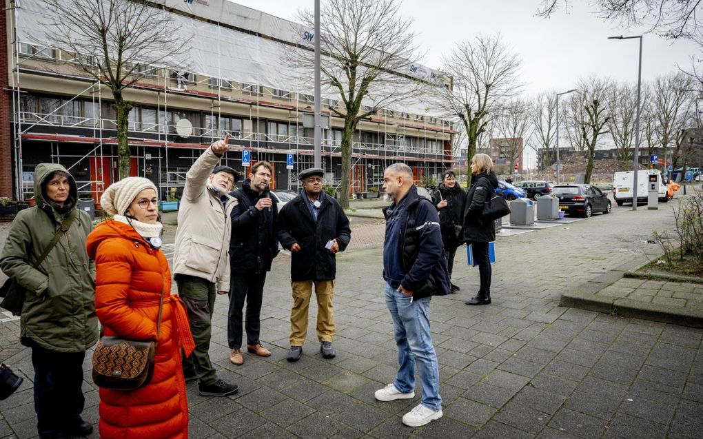 De speciale VN-rapporteur Balakrishnan Rajagopal (vierde van rechts) tijdens een bezoek aan de Tweebosbuurt in Rotterdam. beeld ANP, Robin Utrecht