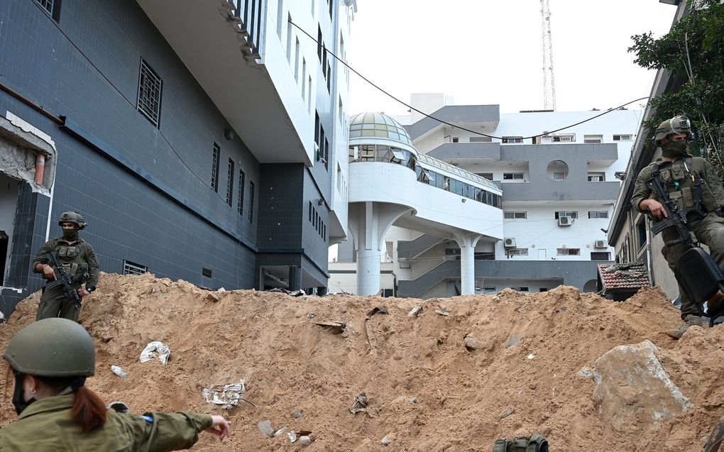 Israëlische militairen bij het al-Shifaziekenhuis in Gaza. beeld AFP