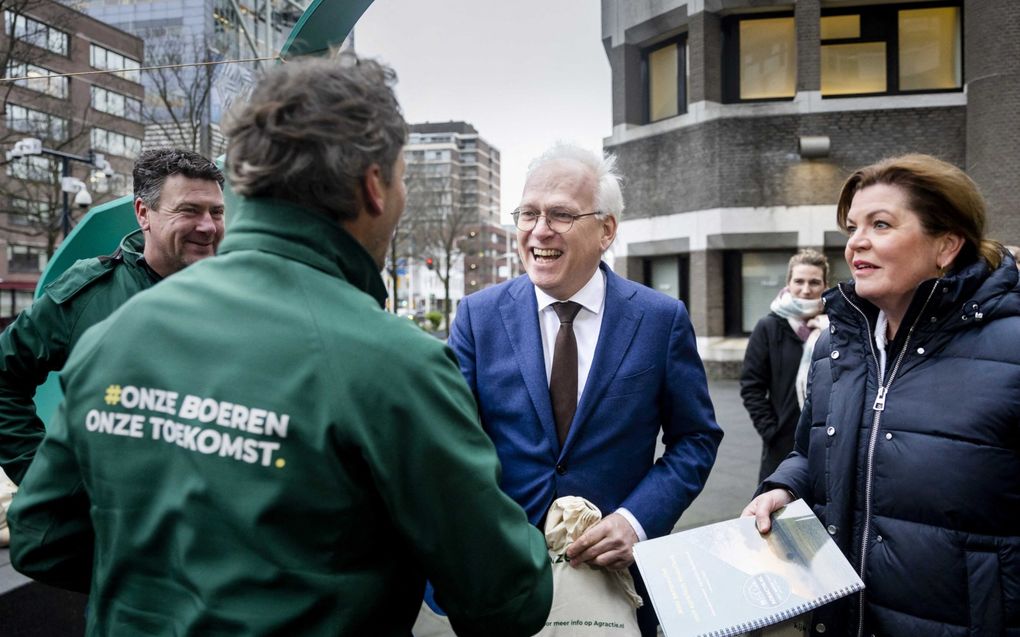 De ministers Piet Adema en Christianne van der Wal in gesprek met Bart Kemp van Agractie, voorafgaand aan het Kamerdebat. beeld ANP, Sem van der Wal